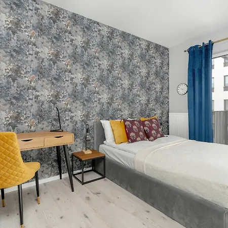 With Balcony And Free Garage By Renters Apartment *