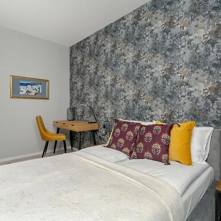 With Balcony And Free Garage By Renters Apartment *